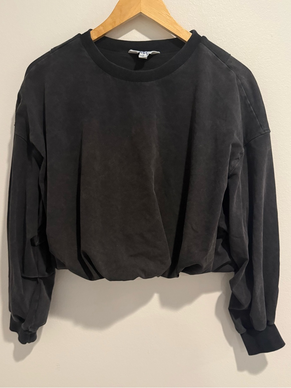 JoyLab Washed Bubble Hem Cropped Sweatshirt Activewear Black Size Small - Picture 2 of 9
